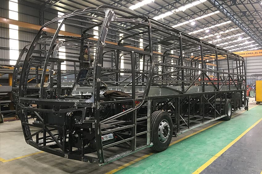 Armado de la estructura de carrocería en planta industrial