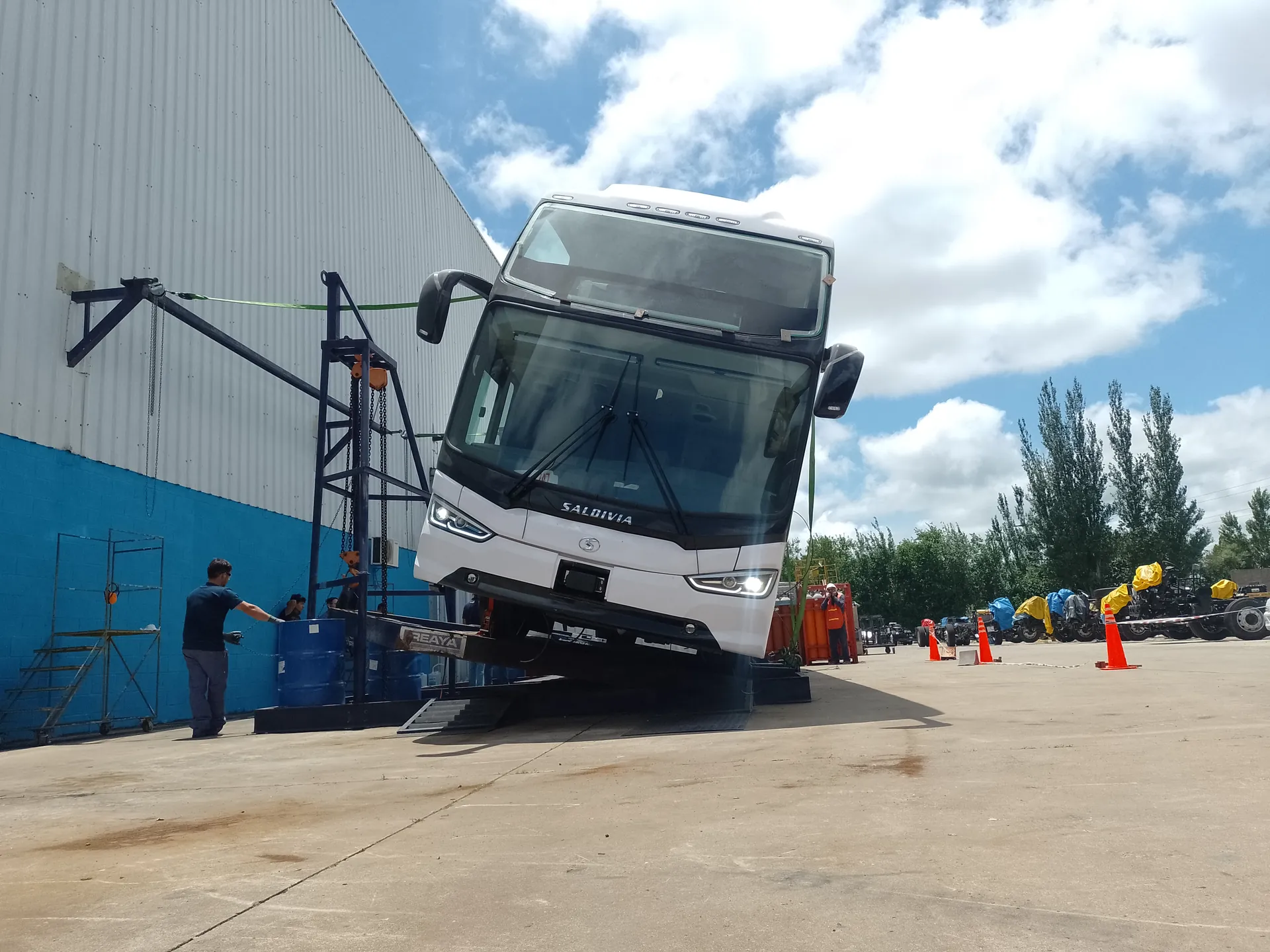 Carrocería Saldivia sobre elevador