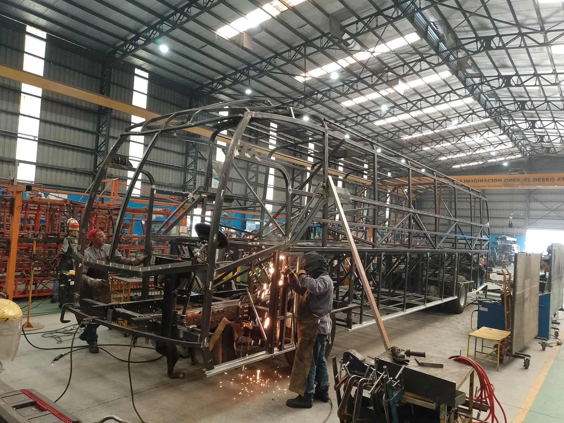 Estructura de carrocería en fabricación